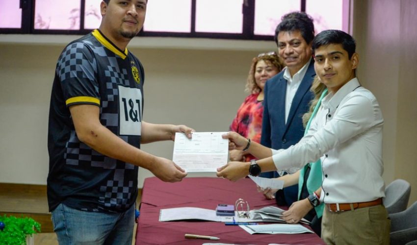 Entrega de becas del patronato de la UT de Nuevo Laredo