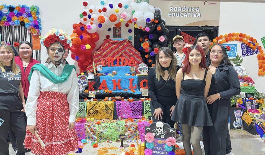 concurso de altares de muertos y catrinas en la UT de Nuevo Laredo