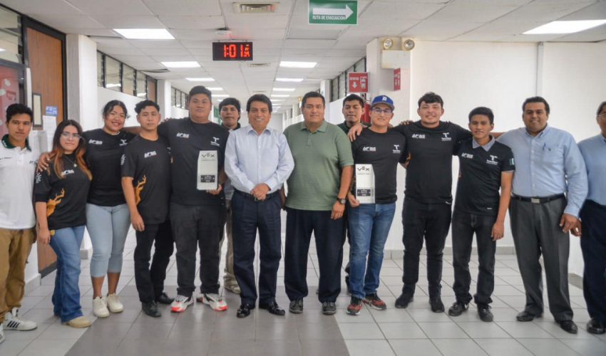 encuentro entre el Rector de la UTNL y equipo de robótica