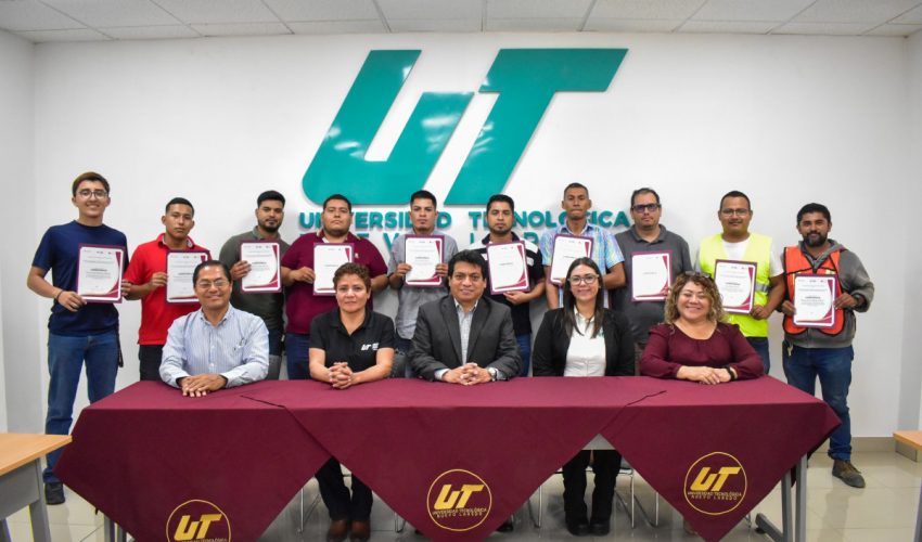 Diez jóvenes se gradúan como operadores de tracto-camiones certificados