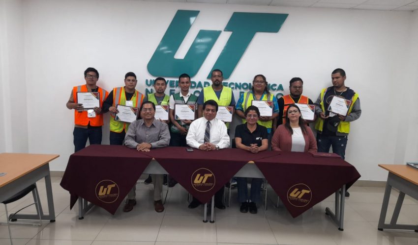 Se gradúan 12 personas como operadores de camiones de carga