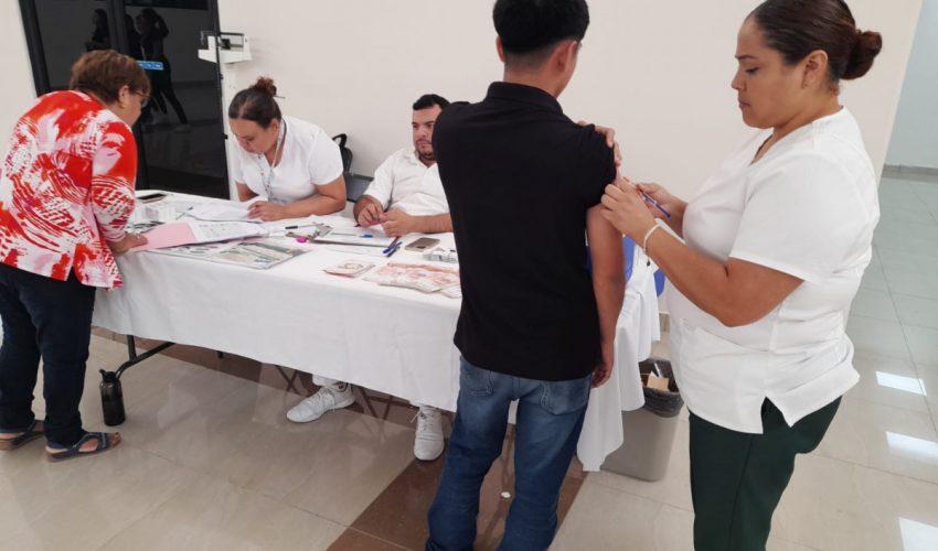 Lleva el IMSS campaña de vacunación a la UT