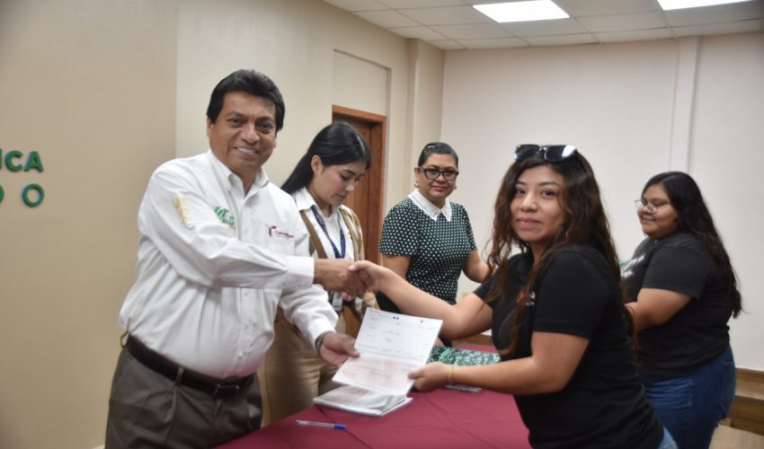 Entregan 54 becas a alumnos