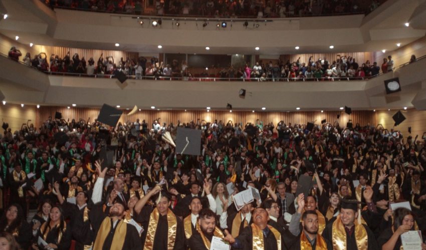Se gradúan 1,044 estudiantes de la UT de Nuevo Laredo
