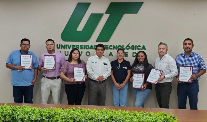 Gradúan ocho de curso de operadores de camiones quinta rueda