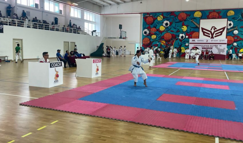 Alumna triunfa en torneo estatal de karate y avanza a la macro-regiona